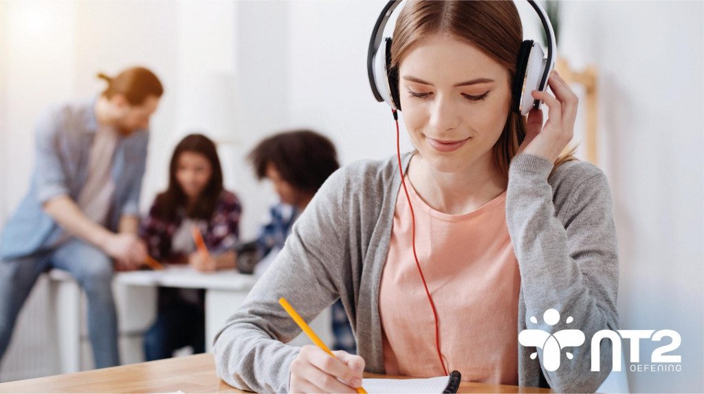 a woman try to learning language by listening audio lessons methods